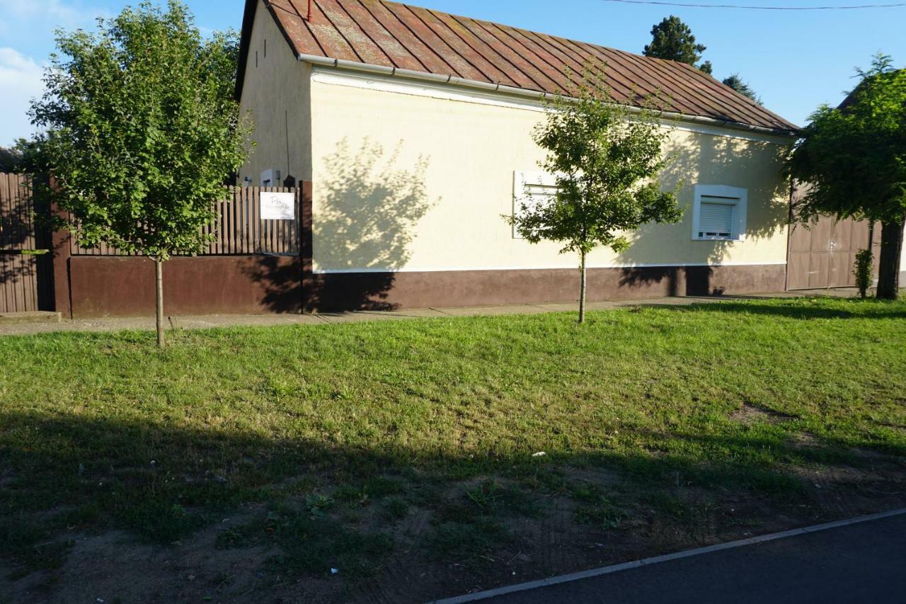 Piri Vendeghaz Hotel Hajduboszormeny Luaran gambar